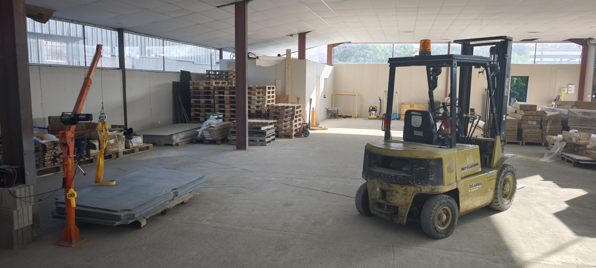 Zone logistique de l'atelier Billard Brando : palettes, ardoises et chariot élévateur Image