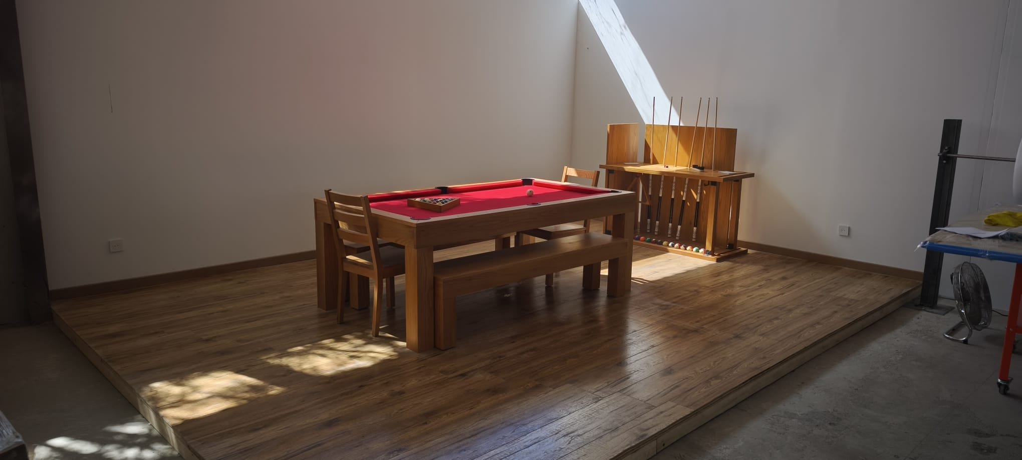 Billard convertible chêne massif tapis rouge avec porte-queues, dans le showroom Billard Brando Image
