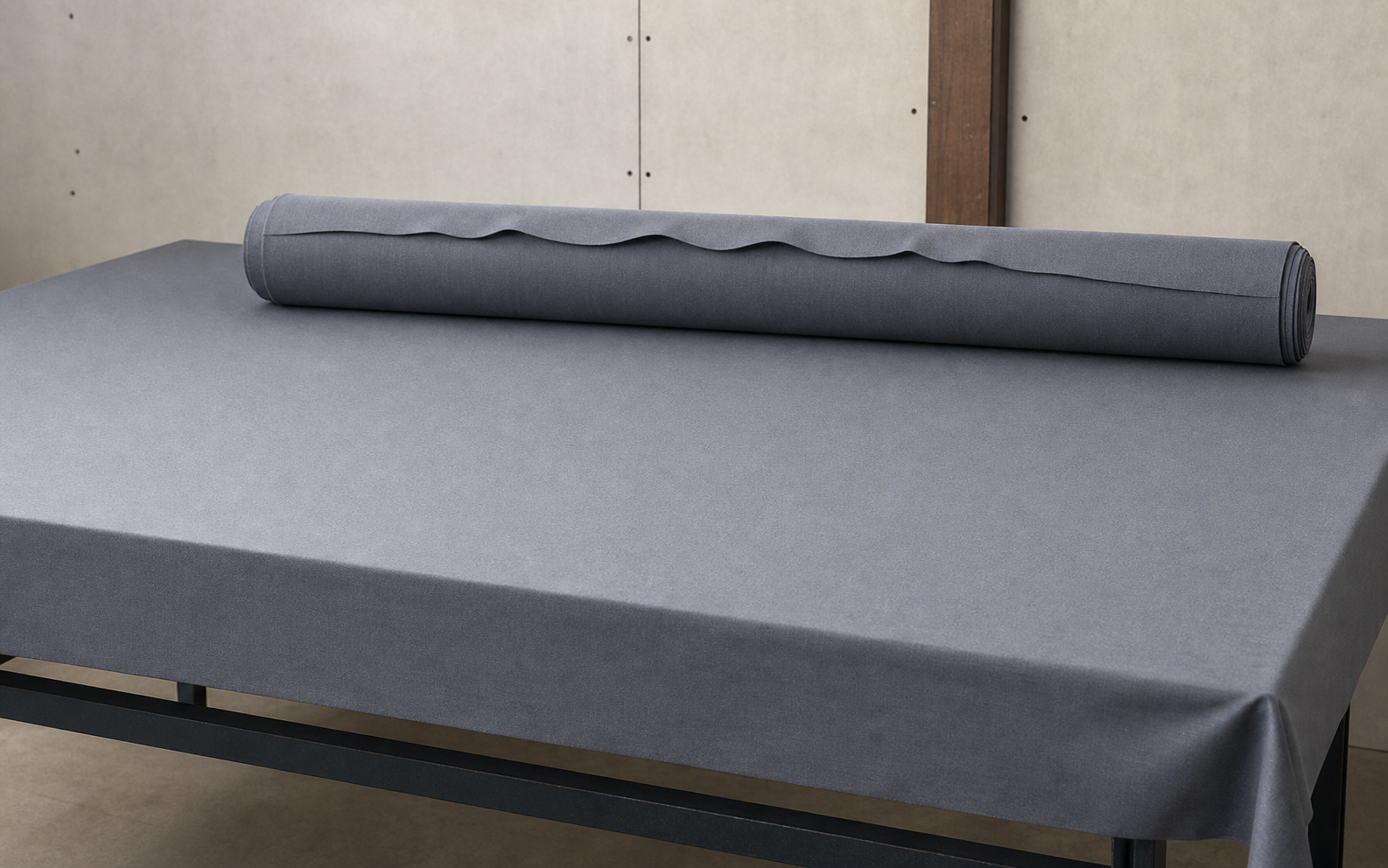 Rouleau de tapis laine gris pour billard Brando en atelier Image